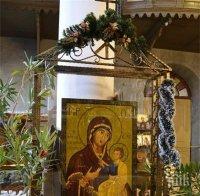 Баба прокле крадци на икони, те ги върнаха 