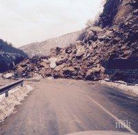 Над 4000 тона скали са паднали на пътя Асеновград - Смолян, 48 часа той ще е непроходим!
