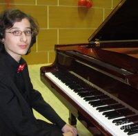 Браво! 13-годишен роден пианист свири на рояла на Елтън Джон
