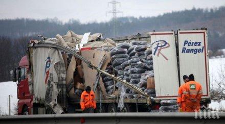катастрофирал тир стои вече часове магистрала тракия снимки