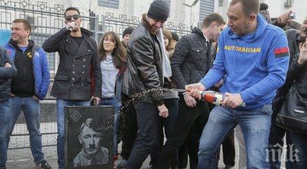 надгробна плоча путин хитлер руското посолство киев