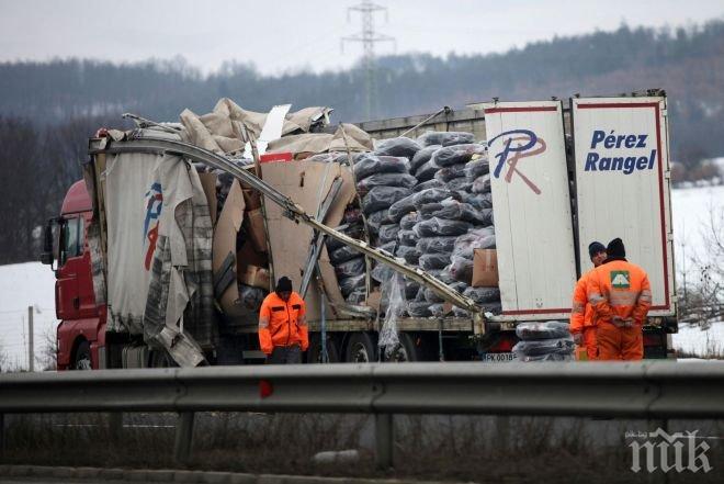 Катастрофирал ТИР стои вече часове на магистрала Тракия (снимки)