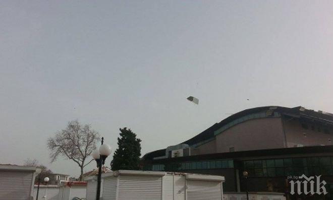 Ремонтират опасния покрив на читалището в Поморие, разрушен от бурята (видео)