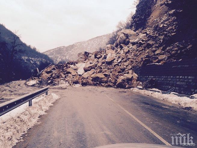 Над 4000 тона скали са паднали на пътя Асеновград - Смолян, 48 часа той ще е непроходим!