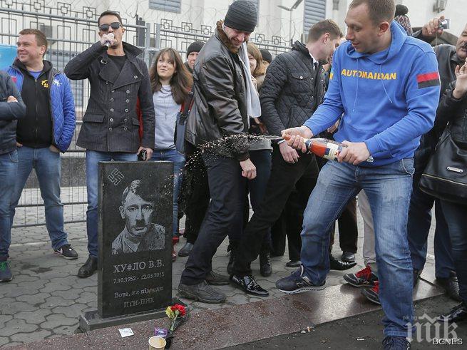 Надгробна плоча с Путин като Хитлер пред руското посолство в Киев