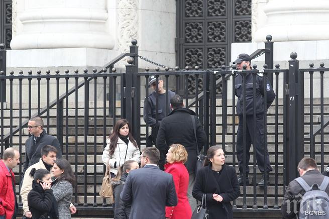 Извънредно! Сигнал за бомба затвори Съдебната палата в столицата