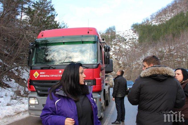 Министър Лиляна Павлова: Разчистването на пътя Смолян - Пловдив ще продължи и през нощта