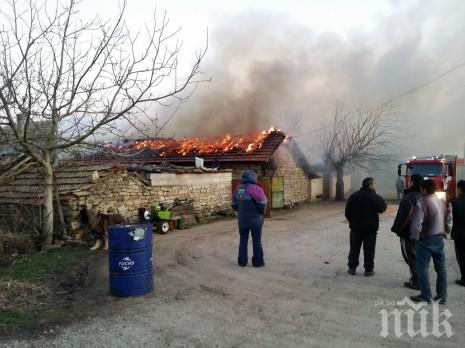 Огнен ад край Варна! Плевня гори като факла! До нея има цистерна с нафта и къща (снимки)