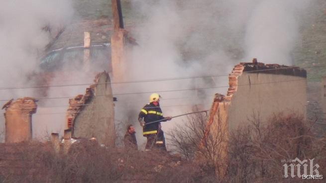 Огнен ад! Пожар изпепели къща в Кочериново, младеж скочи от втория етаж