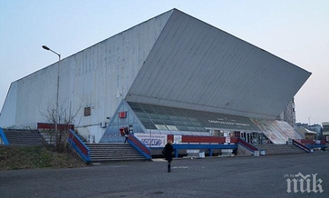 Ремонтират аварийно протеклите спортни зали в Бургас