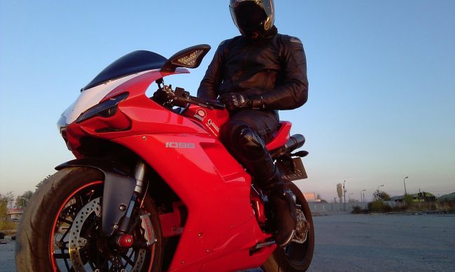 Владо Карамазов охлузи колене в Гърция