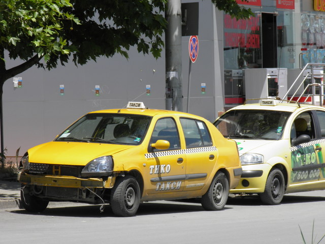 Шофьорка на такси се натресе в спирка в подлеза на НДК