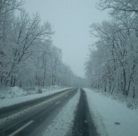 Сняг и бури удрят половин България 