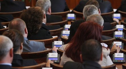 депутатите заседават извънредно