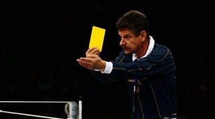 жълтият картон носи точка волейбола