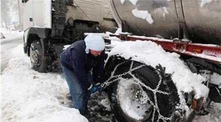 тонен камион закъса снежните пътища