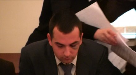 депутат герб защитник цигарите насинено око