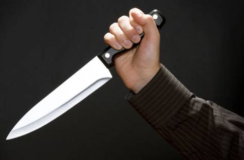 Латвиец намушка с нож няколко души на улицата