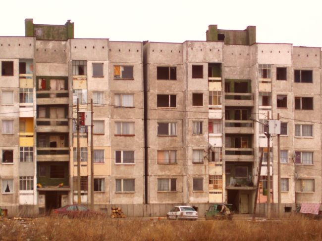 Ченгета спасиха жена, искала да лети от покрив на блок