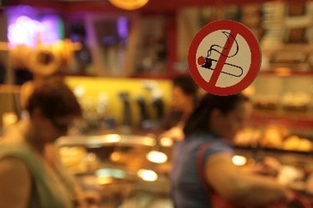 Делян Добрев е за отмяна на забраната за пушене