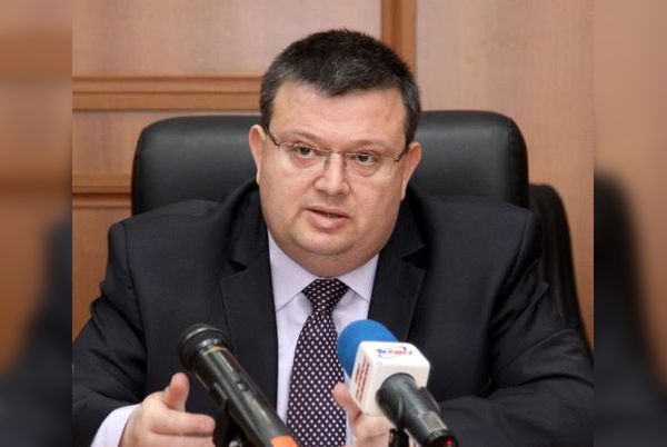 Нов сигнал срещу Цацаров го уличава в корупция