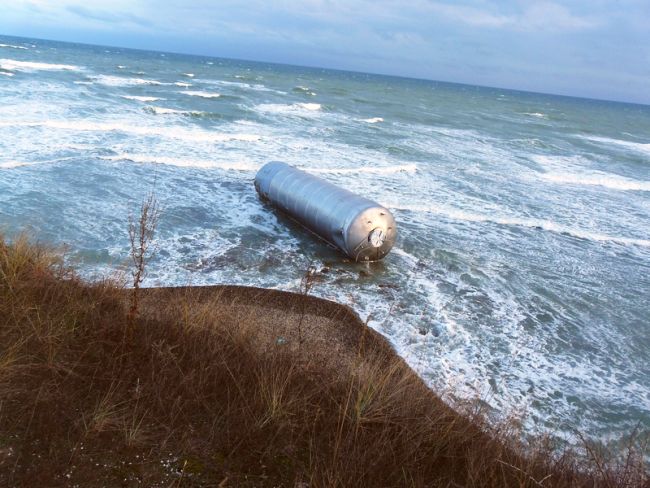 Три 20-тонни цистерни изплуваха от морето