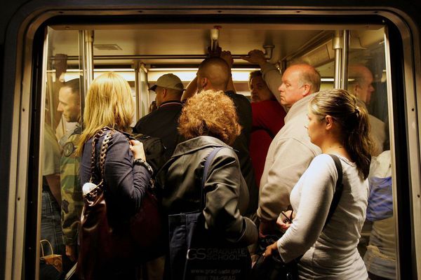 Автобус вози пътници при минус 5 градуса