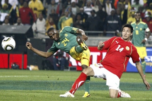 Разследват боса на футбола в ЮАР за уговорка с България