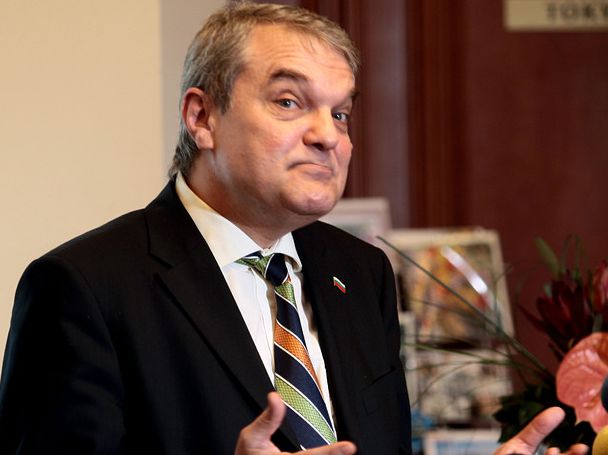 Шефът на Пътното в Плевен цака Румен Петков с видеозапис