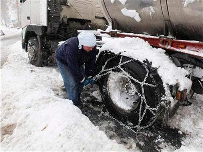15-тонен камион закъса по снежните пътища