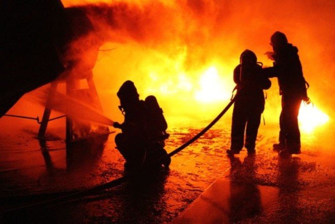 Огромен пожар унищожи склад