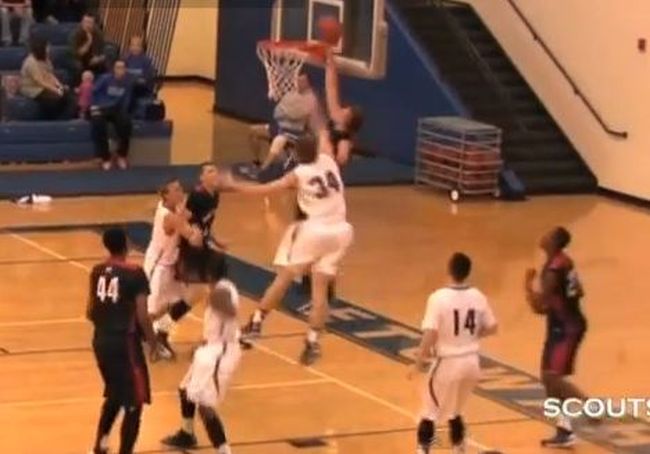 Силата на човешката воля: Баскетболист с една ръка блести в САЩ (видео)