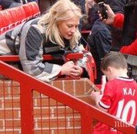 Куриоз: Молят за автографи сина на Рууни (снимки)