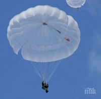 100-годишна прабаба скочи с парашут и плува с акули