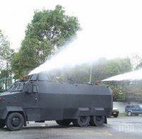 Водни оръдия срещу протестиращите във Франкфурт