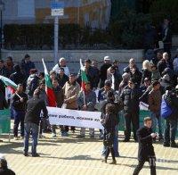 Протестиращите дървосекачи скандират пред НС: Искаме работа (снимки)