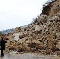 Пътят Пловдив- Смолян остава затворен, продължава разчистването на свлачището