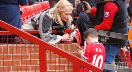 куриоз молят автографи сина рууни снимки