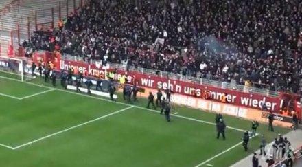 ужас 112 полицаи ранени футболно меле берлин