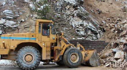 пътят пловдив смолян затворен продължава разчистването скалите