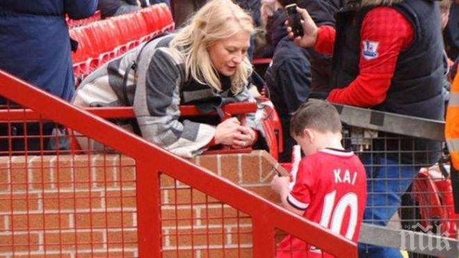 Куриоз: Молят за автографи сина на Рууни (снимки)