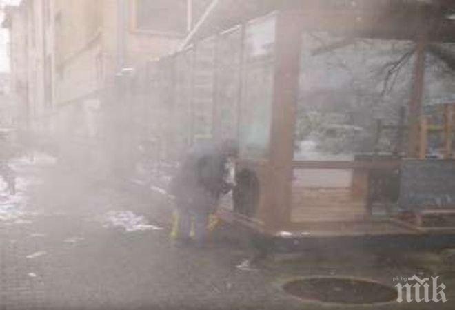 Бездомник си топли яденето на пара във вентилацията на пицария, но отказва храна