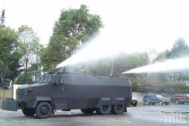 Водни оръдия срещу протестиращите във Франкфурт