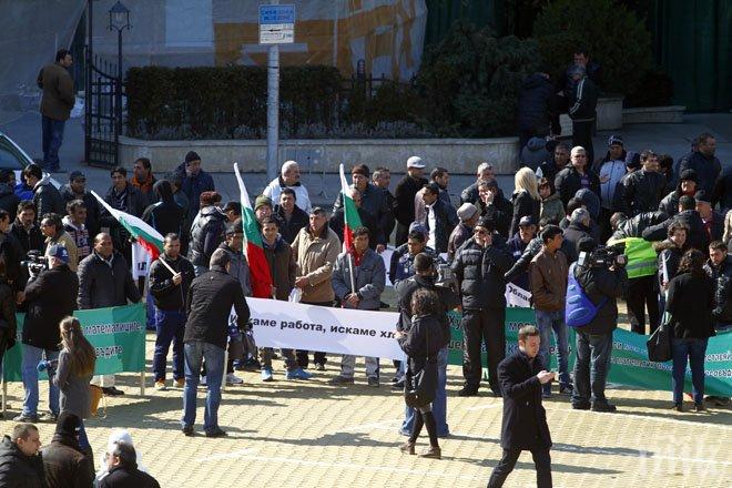 Протестиращите дървосекачи скандират пред НС: Искаме работа (снимки)