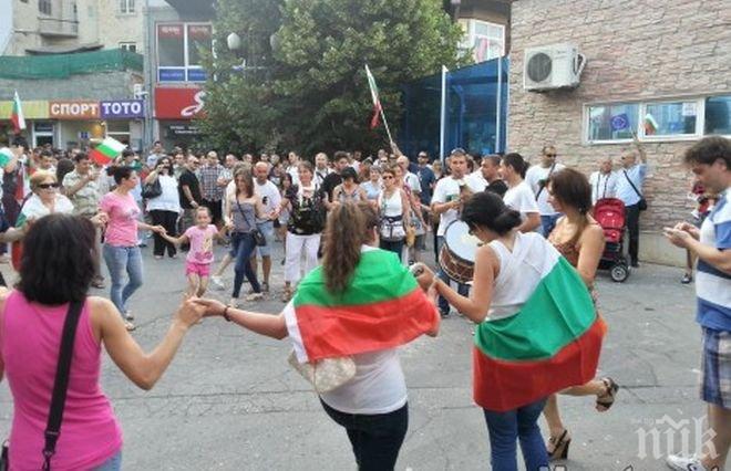 Протестно хоро се състоя в двора на СОУ„Сава Доброплодни” в Шумен 