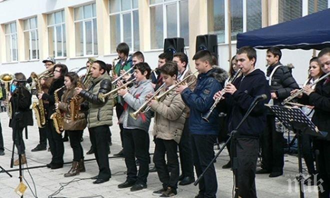 Протестен концерт в Добрич изнесоха възпитаниците на СОУ „Св. Кл. Охридски“ 