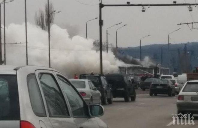 Кошмар във Варна! Тролейбус с 20 пътници, сред които ученици, избухна в пламъци на Аспаруховия мост! (обновена и снимки)