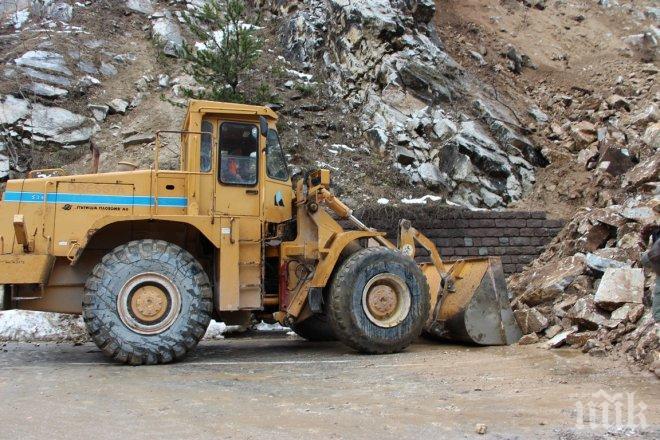 Пътят Пловдив- Смолян още е затворен, продължава разчистването на скалите