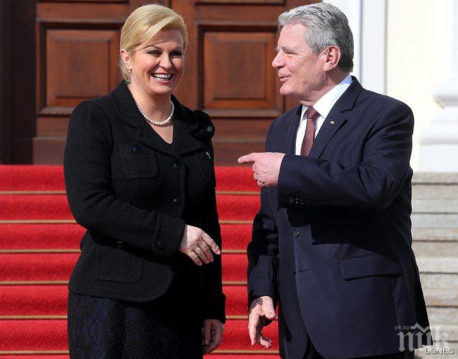 Президентите на Германия и Хърватия в интимна закачка