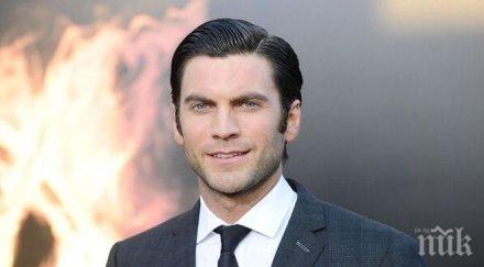 изненада уес бентли лейди гага партнират сериал